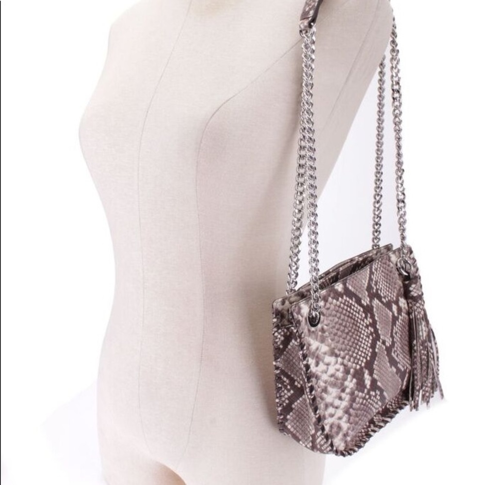 Michael Kors Whipped Chelsea Messenger Cro…